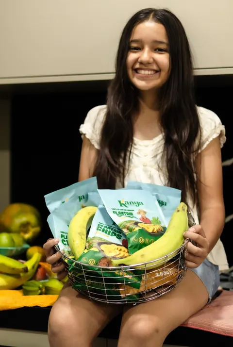 Canasta con fundas Kanya Tropics y plátanos