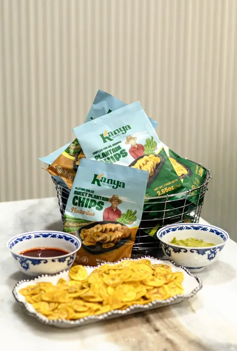 Chifles Kanya servidos con salsas